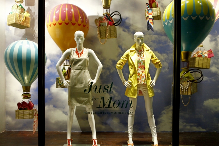 Custom Retail Point of Sale Window Display Foam Sculptured Seahorse Clam Shell and Hot Air Balloon Theme